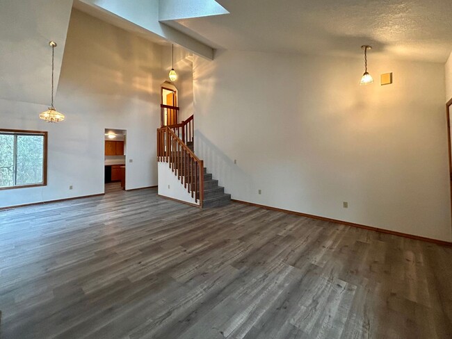 Building Photo - Ample 3 Bed, 2.5 Bath Charmer!