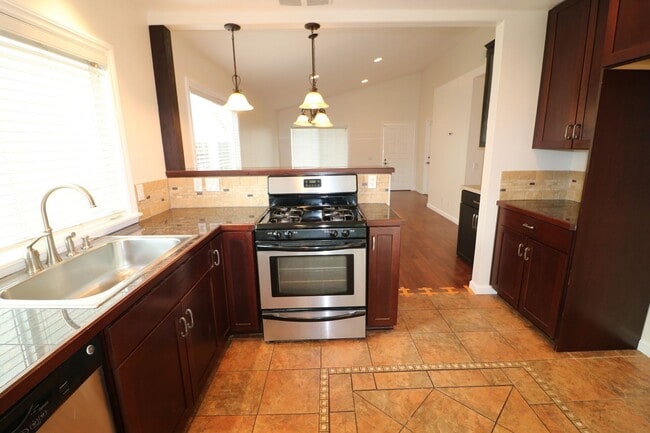 Building Photo - Gorgeous 2/Bed, 2/Bath Home in Simi Valley!