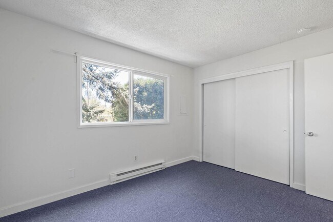 Building Photo - $500 off! Updated, upstairs 2-bdrm/1-bath triplex apt—On-site w/d, off-street parking, near downt...