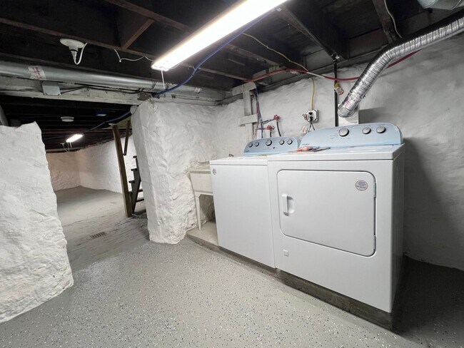 Building Photo - Updated 2BR Townhome with office & parking spot!