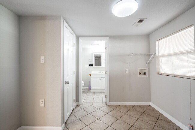 Building Photo - 276 S Center St