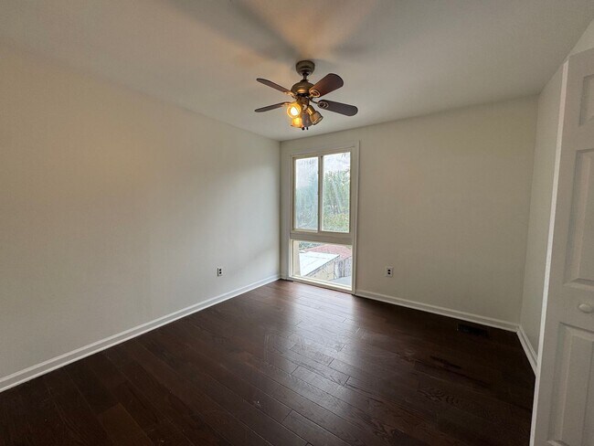 Building Photo - Relaxing 3 Bed 2.5 Bath Single Family Home...