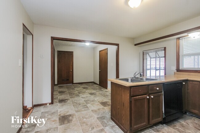 Building Photo - 311 N Boehning St