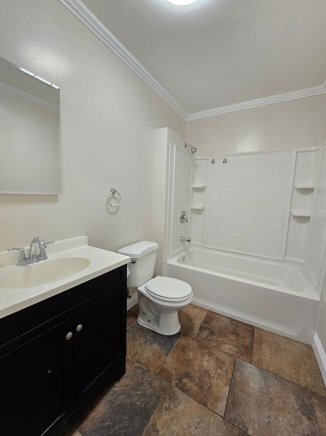 Building Photo - Absolutely BEAUTIFUL 3 bedroom / 1 bathroo...