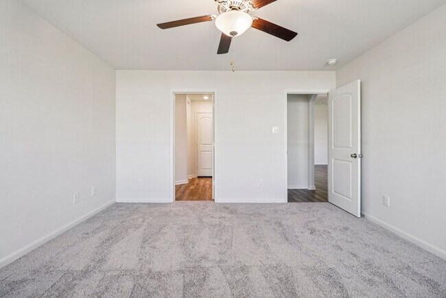 Building Photo - 721 Trinity Trl