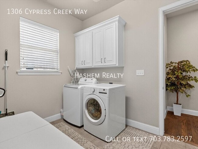 Building Photo - 1306 Cypress Creek Way