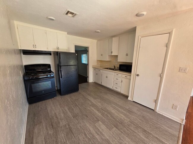 Building Photo - FOR RENT – 3 Bed / 1.5 Bath Home – $1,500/mo