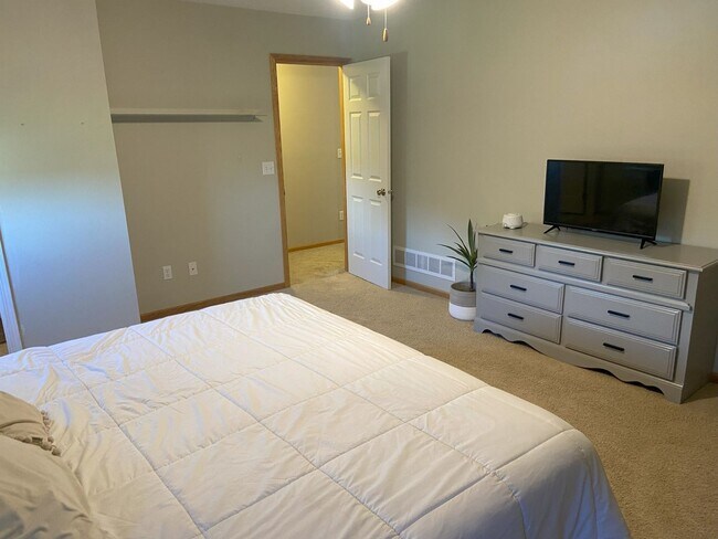 Building Photo - Spacious 4BR House in Ankeny