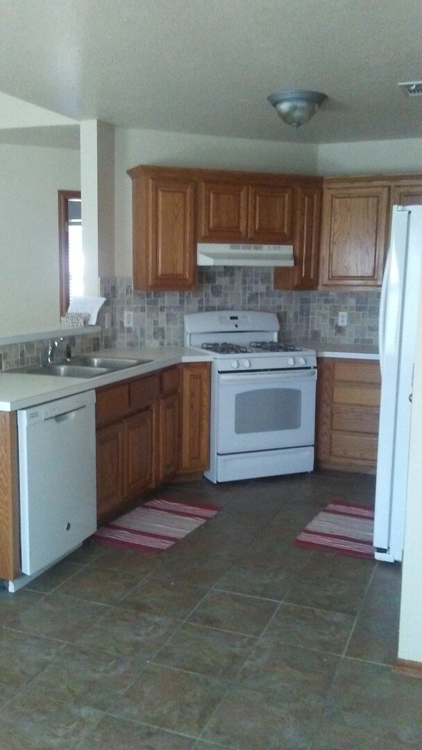 Building Photo - Super nice 3 bed, 2 bath, 2 car garage hom...