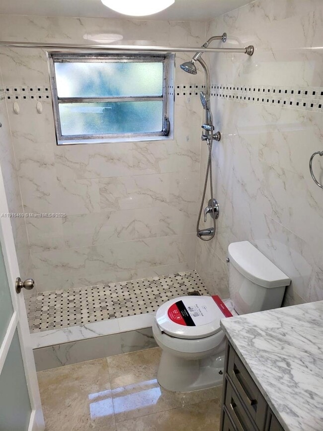 Building Photo - 1860 Venice Park Dr