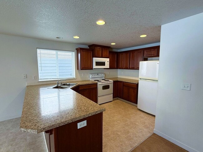 Building Photo - Spacious 3 Bed/2.5 Bath Home in Walnut Grove area!