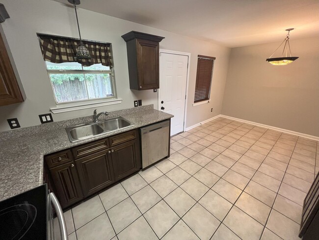 Building Photo - Charming updated 3 bedroom, 2 bath home in...