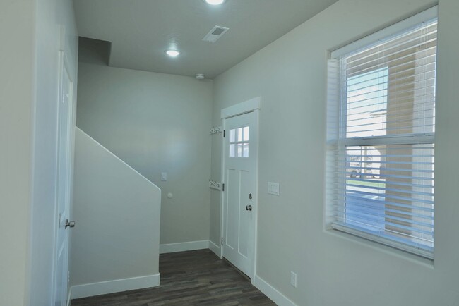 Building Photo - Spacious 4-Bed, 3-Bath Duplex in Enterpris...