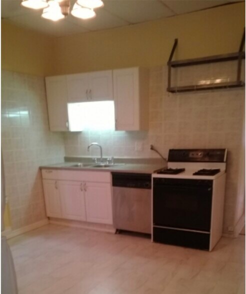 Building Photo - 1522 W Victoria St