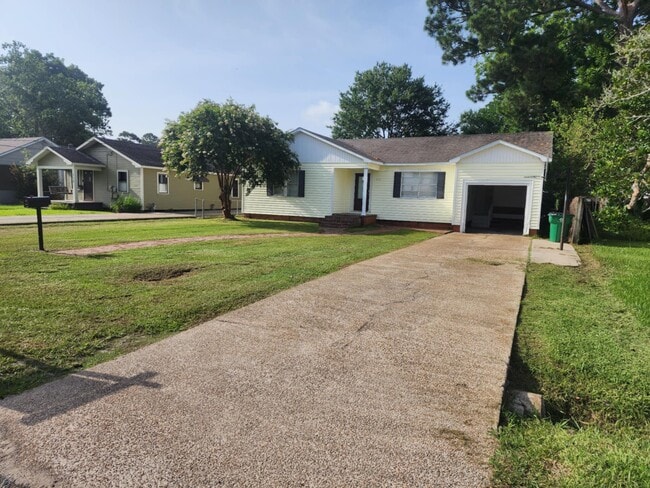 Building Photo - 515 Ledoux St