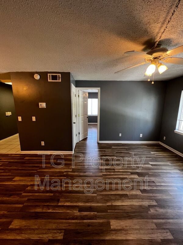 Building Photo - 402 Lower 8th Ave S