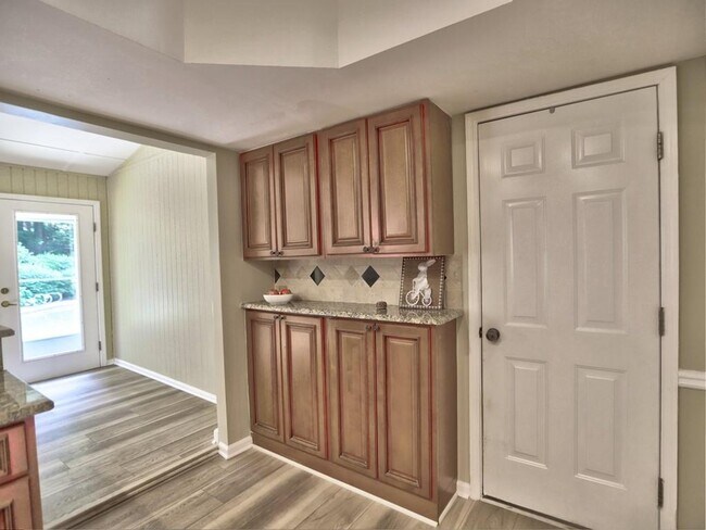 Building Photo - 4512 Woodlawn Lake Dr