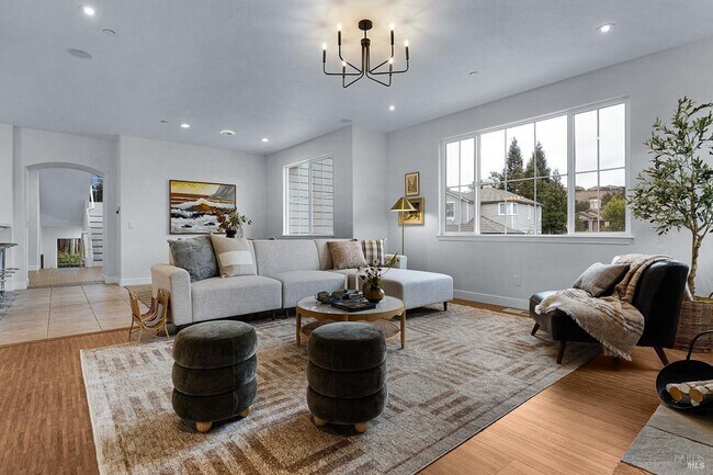 Building Photo - Luxury Living in Fountaingrove