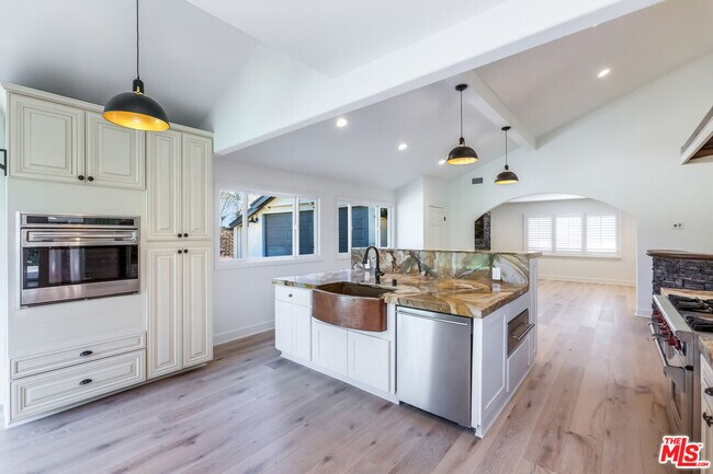 Building Photo - 835 Camino Santos Reyes