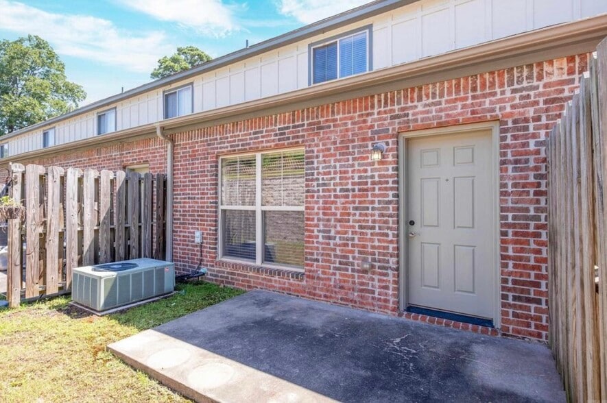 Building Photo - 102 Venezia Ln