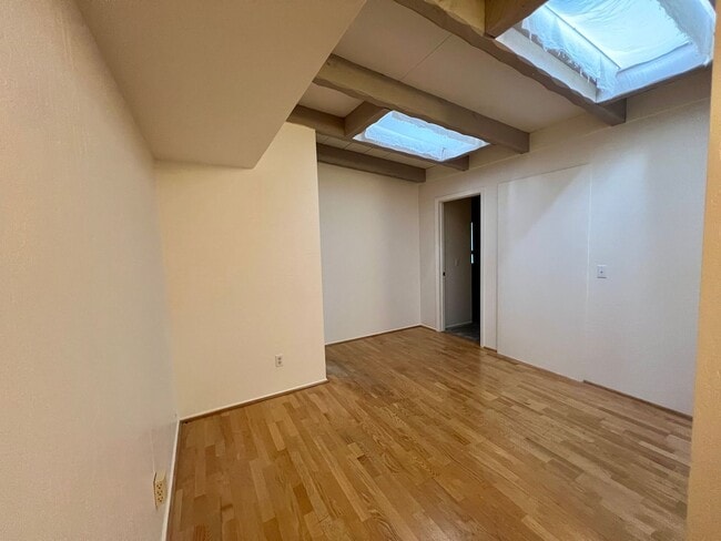 Building Photo - Unfurnished Long-term rental, Procure Only
