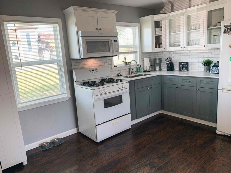 Building Photo - 110 N Bell St