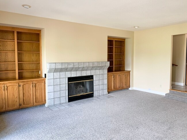 Building Photo - 2 Bedroom / 2.5 Bath Condo in Ridgemark