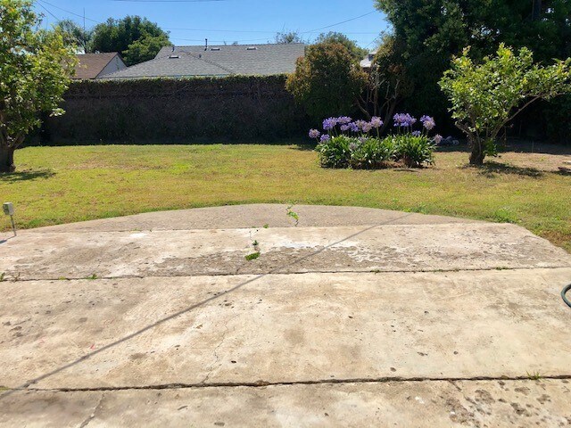 Building Photo - Quaint Midtown Home with New Wood Flooring & Large Yard!!