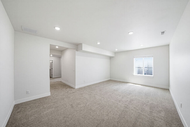 Building Photo - 475 E River Rd