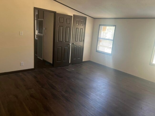 Building Photo - 3 Bed 2 Bath Mobile Home Available for Rent