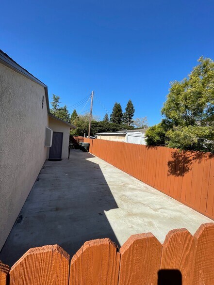 Building Photo - 8572 Oak Ave