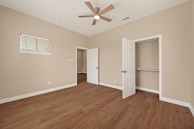 Building Photo - 7927 Brays St