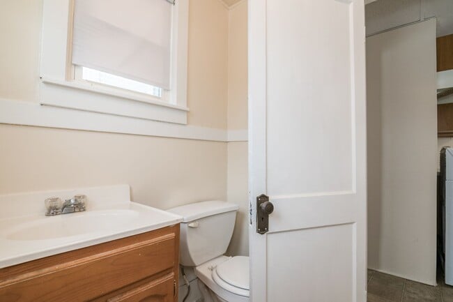 Building Photo - 4 Bedroom, 1.5 bath Home