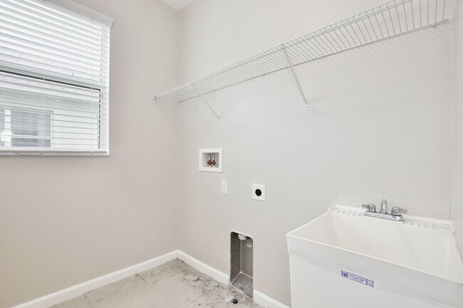 Building Photo - Beautiful 4/2.5 Spacious Home with a Loft Area and a 2 Car Garage Located in Sawgrass Bay - Clerm...