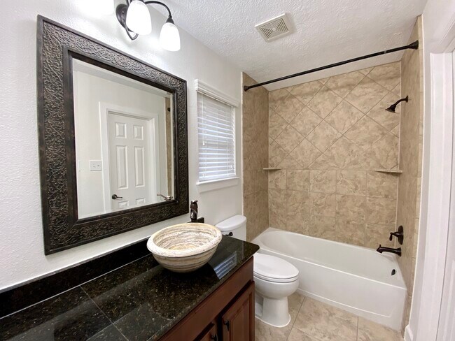 Building Photo - 1121 E San Augustine St