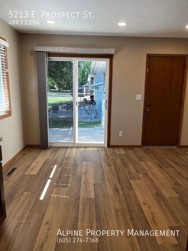 Building Photo - Newly Renovated 4 Bed/2 Bath East Side Ran...