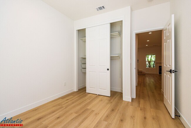Building Photo - Gorgeous Townhouse | Remodeled | Desirable Location