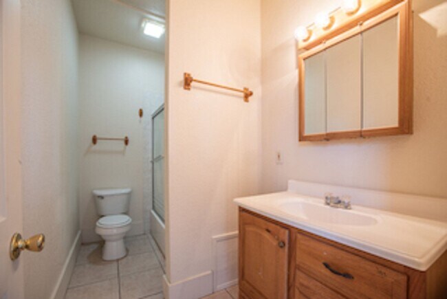 Building Photo - Spacious 2/2 Apartment in Heart of Umatilla!