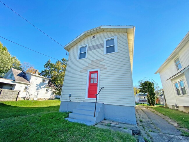 Building Photo - Farnham Home