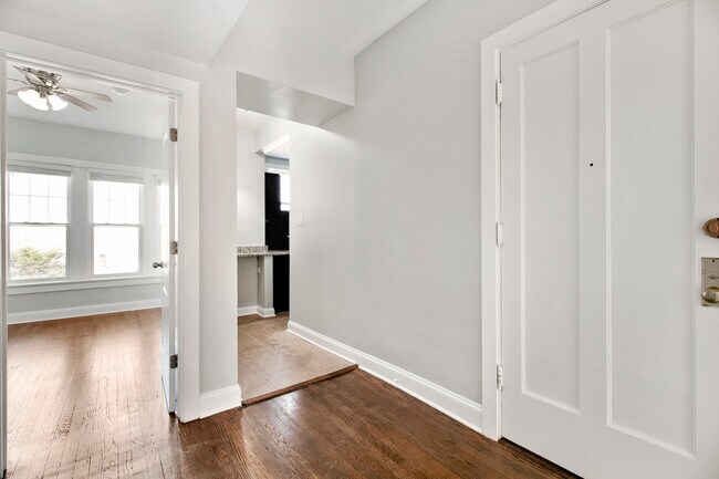 Building Photo - 1110 W Glenlake Ave