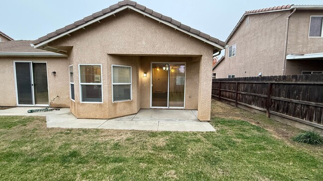 Building Photo - 3 Bedroom, 2 Bathroom Home in Desirable Tulare Neighborhood