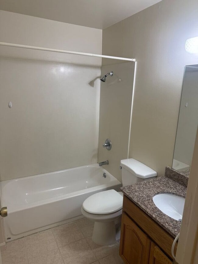 Building Photo - Great 2 Bedroom 2 Bath Townhouse