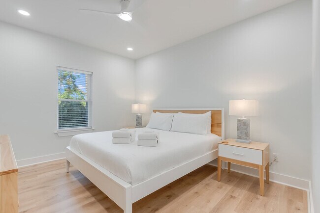 Building Photo - 223 E Lakeshore Dr