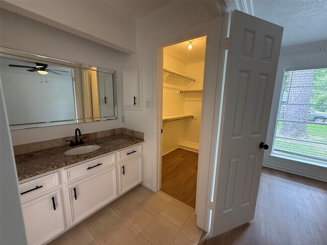 Building Photo - 2075 Little Cedar Dr