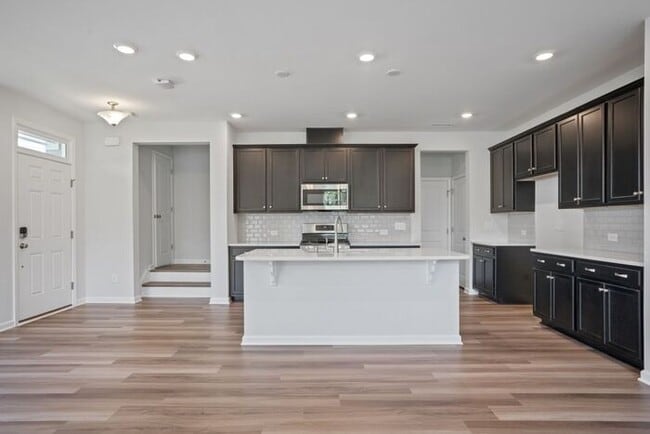 Building Photo - End Unit Townhome | Screened Back Porch | ...