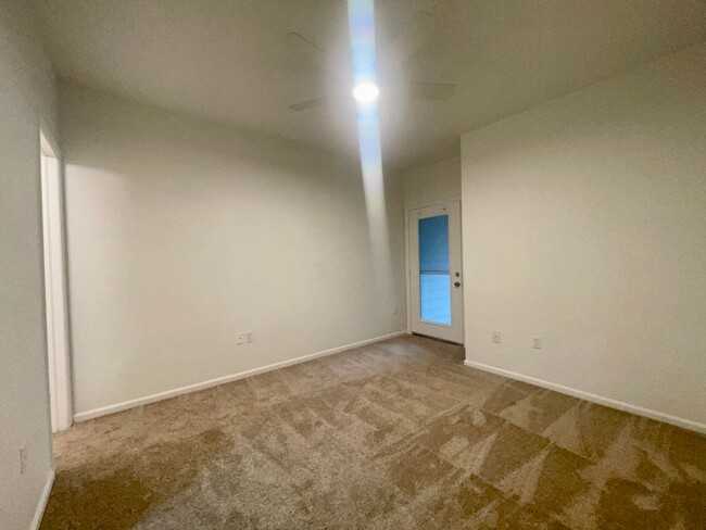 Building Photo - $0 DEPOSIT OPTION. BRIGHT AND SPACIOUS 2/2...