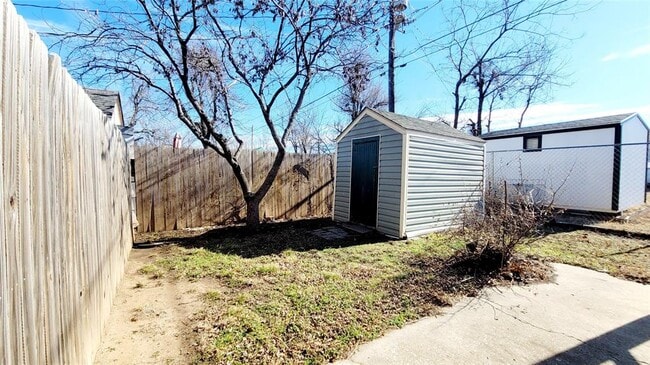 Building Photo - 300 E Kittyhawk Dr