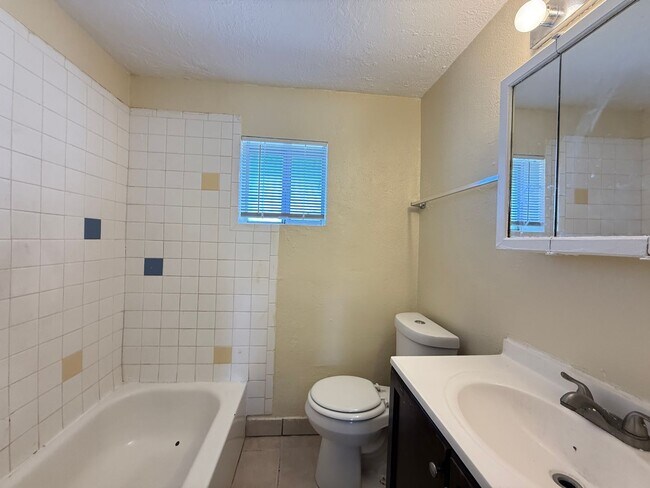 Building Photo - 350 Estancia Dr NW