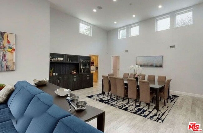 Building Photo - 10331 La Grange Ave