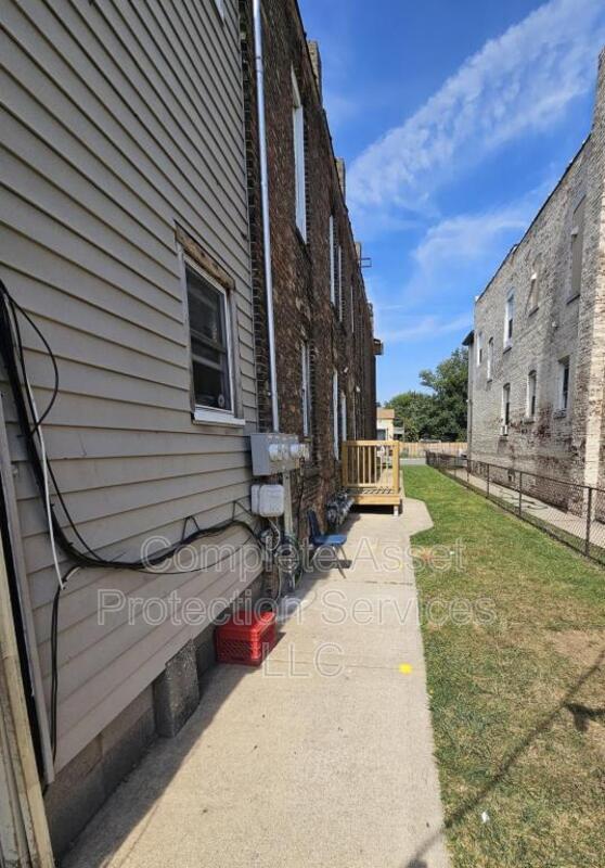 Building Photo - 917 W 144th St